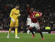 开云体育登录-曼联遭遇连续平局，球队表现低迷