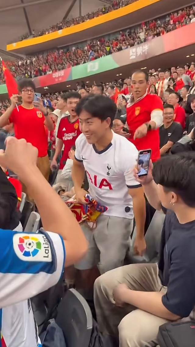 开云官网-球迷们为这场比赛振奋不已！