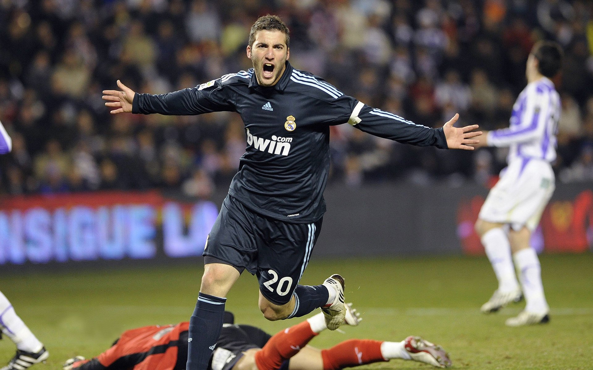 开云体育平台APP-平行时空的绿茵场？诡异对决，日本队竟用乒乓球战术碾压葡萄牙，许昕统治全场引全球哗然